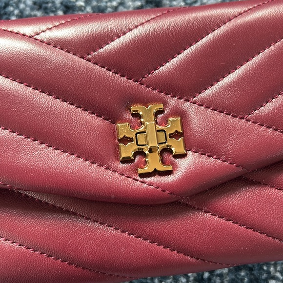 Tory Burch Chain Wallet in Maroon - Picture 2 of 6